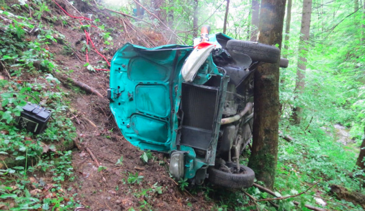 Senior vjel příliš rychle do zatáčky a nezvládl řízení svého auta. Skončil s ním zaklíněn o strom ve srázu