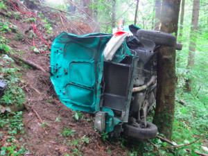 Senior vjel příliš rychle do zatáčky a nezvládl řízení svého auta. Skončil s ním zaklíněn o strom ve srázu