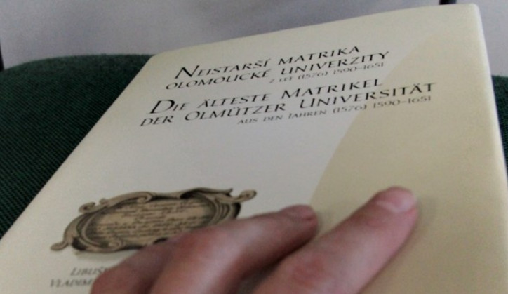 Univerzita vydává 400 let starou matriku. Jsou v ní zmínky o Albrechtovi z Valdštejna nebo Janu Sarkanderovi