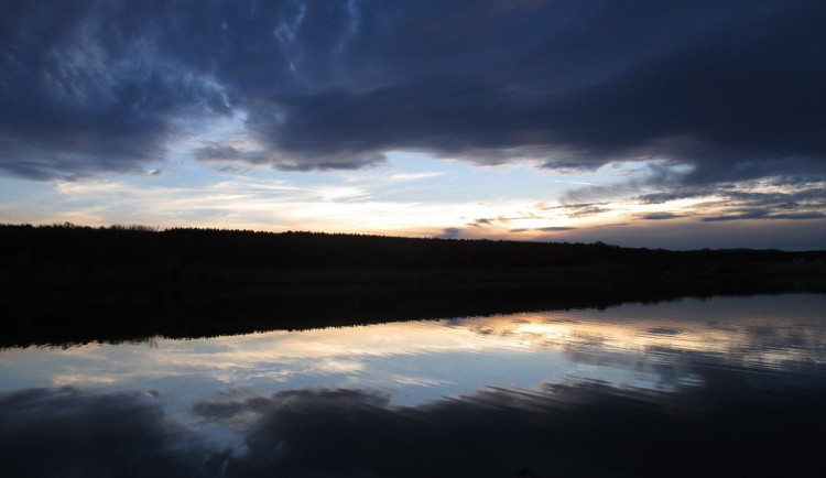 POČASÍ NA PONDĚLÍ: Teploty se zvednou, sem tam ale zaprší