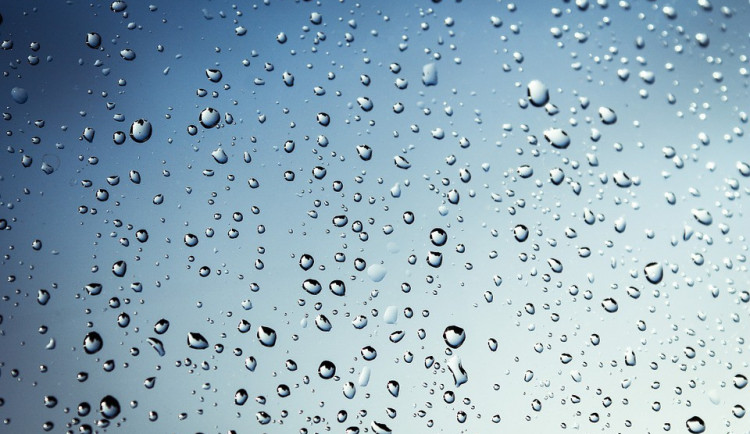 POČASÍ NA ÚTERÝ: Teploty budou atakovat osmadvacet stupňů, pozor na občasný déšť