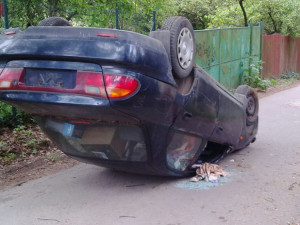 Na Svatém Kopečku leželo opuštěné auto na střeše. Neví se, co se stalo