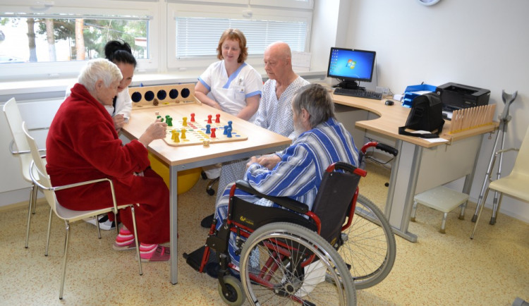 Pacientům s demencí pomáhá v Jesenické nemocnici bazální stimulace