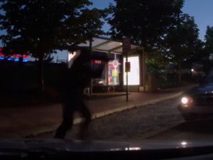 VIDEO: Muž ujížděl policistům a chtěl spáchat sebevraždu. Zastavit ho musela zásahovka