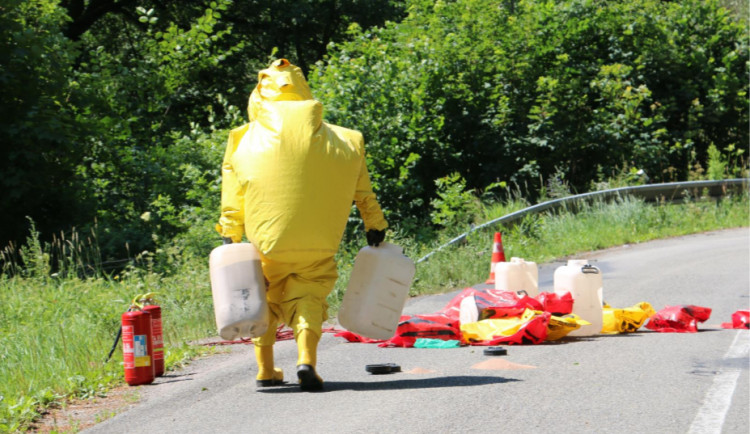 FOTO/VIDEO: Hasiči likvidovali při nehodě dodávky uniklý formaldehyd