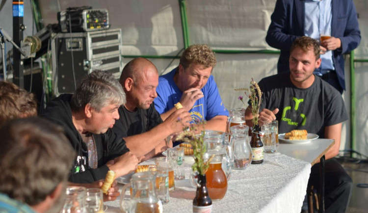 FOTO: Pivo teklo proudem. Pivovarské slavnosti oživily Lhotu pod Kosířem