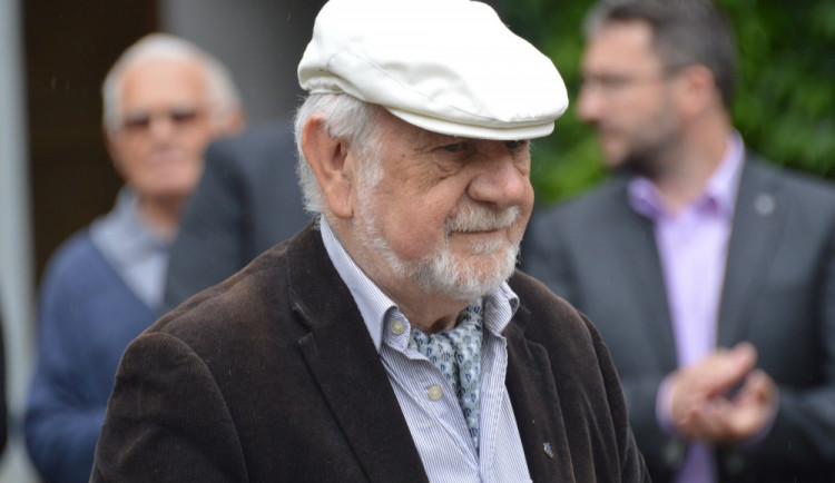 Josef Jařab, významný rektor naší univerzity, amerikanista a senátor, oslavuje osmdesátiny