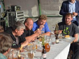 FOTO: Pivo teklo proudem. Pivovarské slavnosti oživily Lhotu pod Kosířem