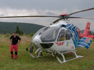 Turista spadl ze žebříku v údolí Bílé Opavy, záchranáři ho zraněného zachraňovali v těžkém terénu