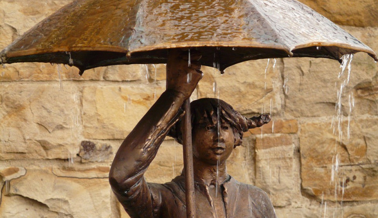 POČASÍ NA PÁTEK: Dnes deštník s sebou, teploty budou ale i tak vysoké