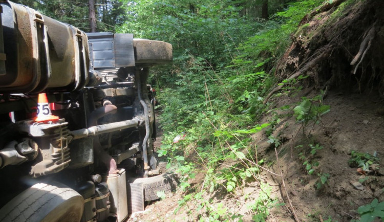Náklaďáku, táhnoucí za sebou z kopce další porouchaný náklaďák, vypověděly službu brzdy