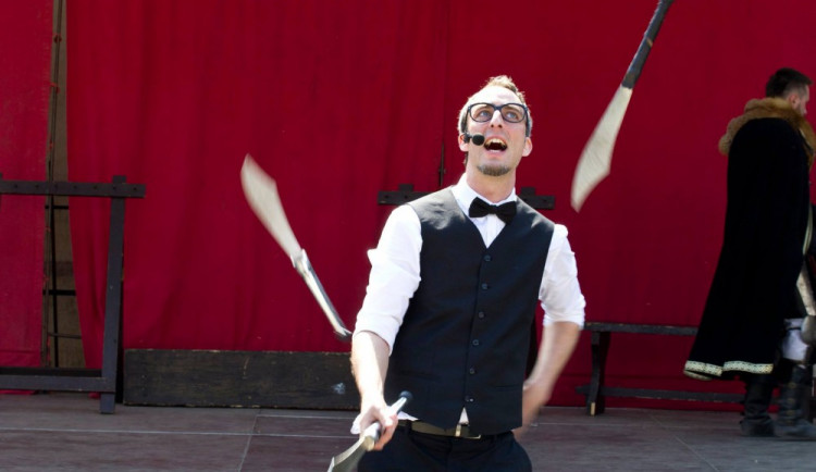 KULTURA V OLOMOUCI: Žonglérská show u Terezské brány nebo stand-up v letním kině