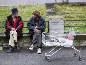 Opilci v Přerově – jeden se svlékal už v přízemí domu, druhý si ustlal na trávě mezi sekačkami