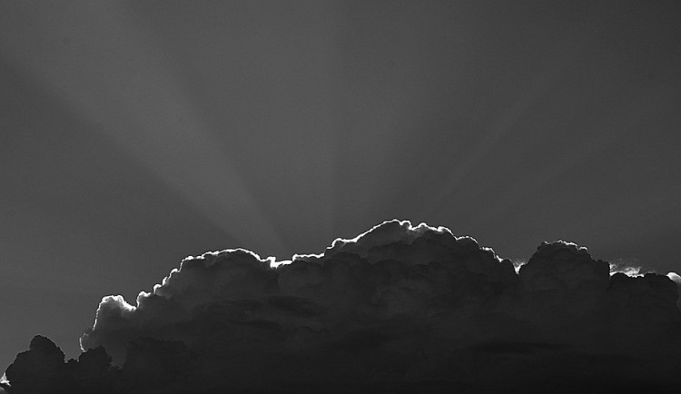 POČASÍ: Ráno bude vymetená obloha. Poté ale přijde oblačnost a s ní i přeháňky a bouřky