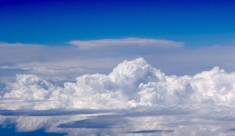 POČASÍ NA ÚTERÝ: Ráno a dopoledne ještě pozlobí déšť, pak se vyjasní