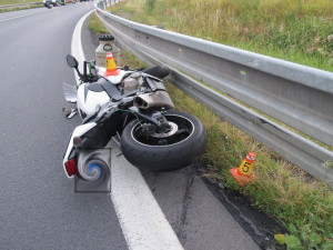 Motorkář u Horní Loděnice vyjel v zatáčce do protisměru, srazil se s protijedoucím autem