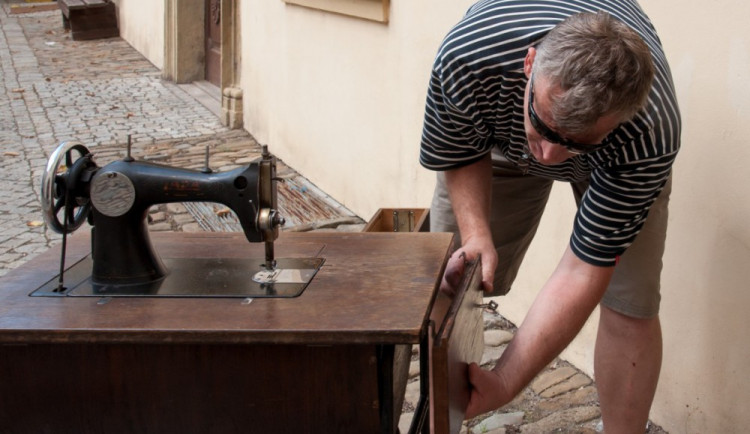 Stoletý šicí stroj míří z Olomouce na Haiti. Budou se na něm šít školní uniformy