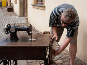 Stoletý šicí stroj míří z Olomouce na Haiti. Budou se na něm šít školní uniformy