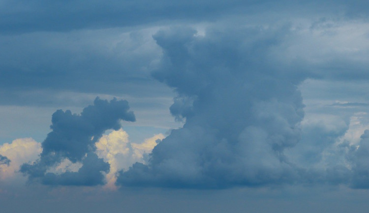 POČASÍ NA STŘEDU: Teploty se budou držet nízko, zaprší jen ojediněle