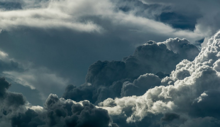 POČASÍ NA ČTVRTEK: Podzimní počasí bude pokračovat. Po celý den bude zamračeno a sychravo