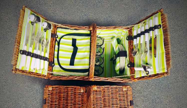 V univerzitní Coffee Library si lze půjčit luxusní piknikové koše