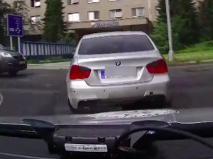 VIDEO: Řidič několik minut ujížděl policistům, poté na kruháči u teplárny havaroval. Měl dvojitý zákaz řízení