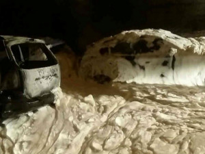 Hasiči zasahovali u požáru tří aut v jedné ulici. Požár pravděpodobně vznikl technickou závadou