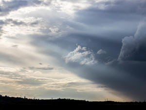 POČASÍ NA PÁTEK: Teploty se zvednou a jen občas zaprší