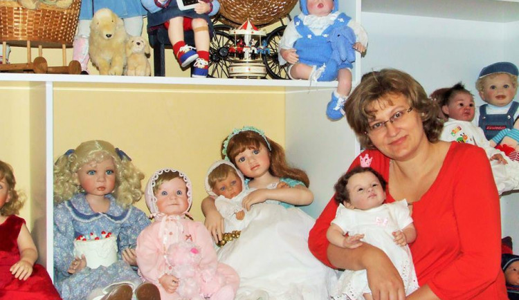 Eva Cigánková ze Štěpánova má doma sbírku čítající stovky panenek. Plánuje otevřít i muzeum
