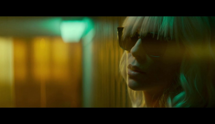 FILMOVÉ PREMIÉRY: Bohyně Charlize Theron v drsárně Atomic Blonde