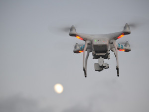 Žena měla dojem, že ji někdo sleduje poletujícím dronem. Zavolala proto strážníky