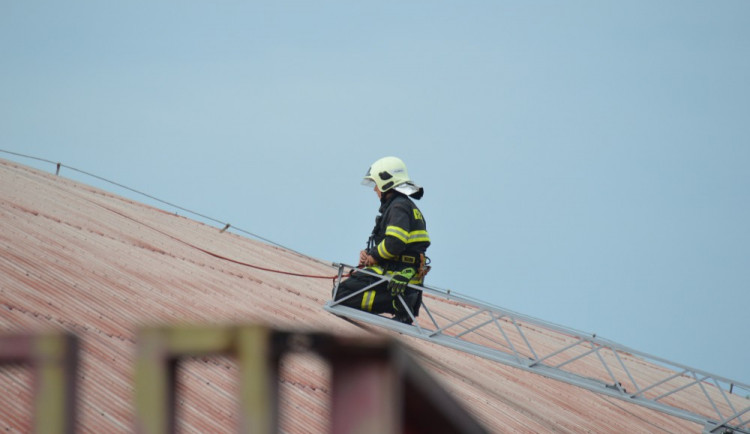Čtvrteční bouře potrápily hasiče, v kraji vyjížděli k padesáti případům za dvě hodiny