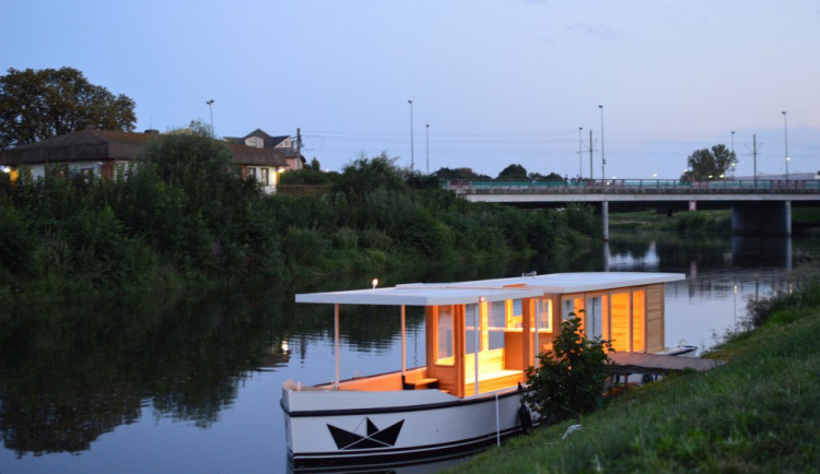 FOTOREPORT: Po Moravě už budou jezdit dvě vyhlídkové lodě. Projeli jsme se novou lodí Šimona Pelikána