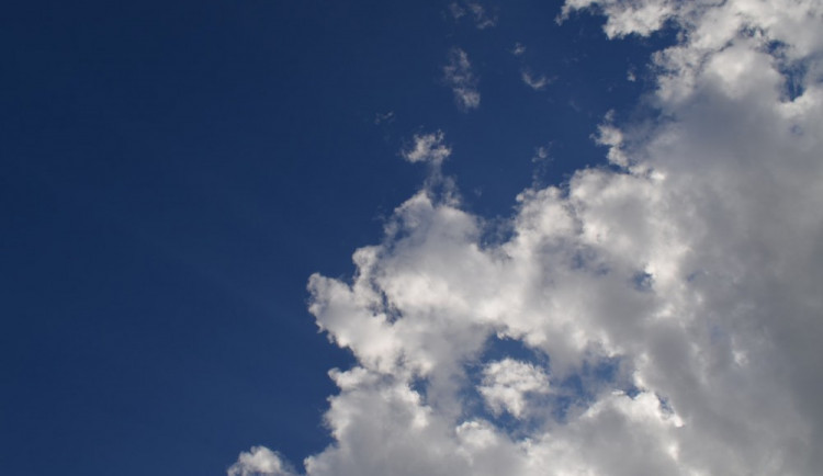 POČASÍ NA PONDĚLÍ: Dopoledne zataženo. V odpoledních hodinách se už vyjasní