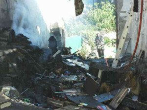 Hasiči likvidovali požár domu, garáže a části obecního úřadu. Škoda jde do miliónů