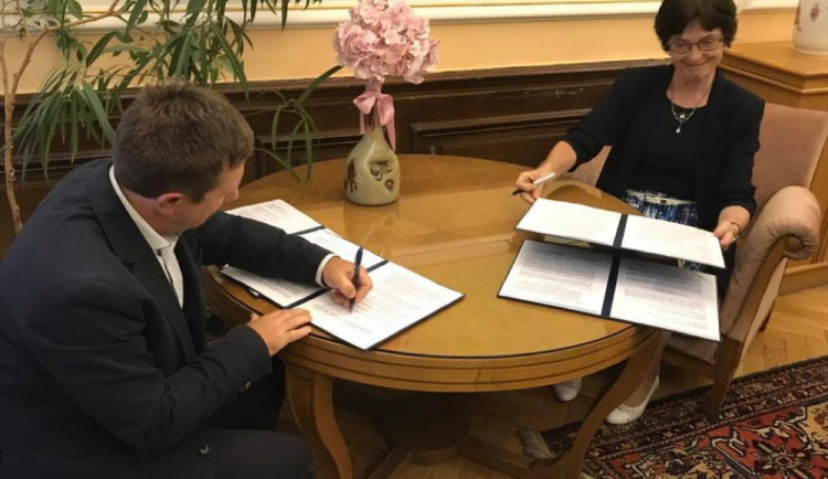 Univerzita a Akademie Věd ČR uzavřely spolupráci při uskutečňování doktorských studijních programů