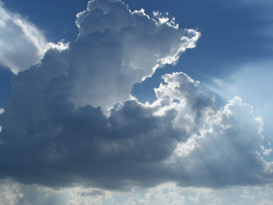 POČASÍ NA STŘEDU: Teploty budou vysoké, občas zaprší