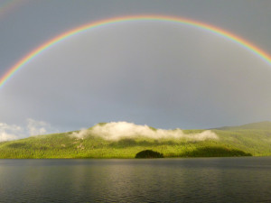 POČASÍ NA ČTVRTEK: Přes den budou teploty vysoko nad třicítkou, k večeru přijdou silné přeháňky