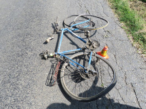 Traktorista srazil chodce při předjíždění. Chodec s kolem nadýchal 3,8 promile