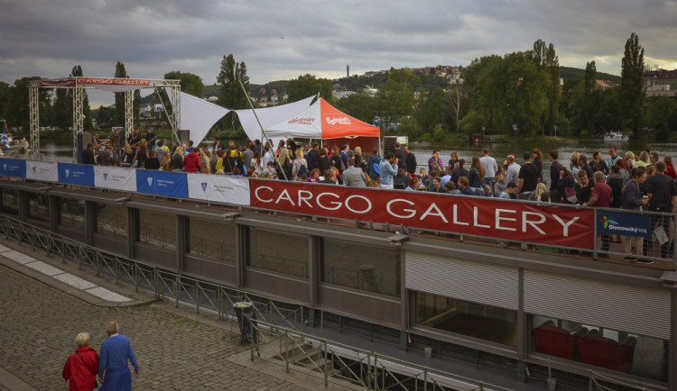 Stovky absolventů olomoucké univerzity se sešlo na pražské Náplavce