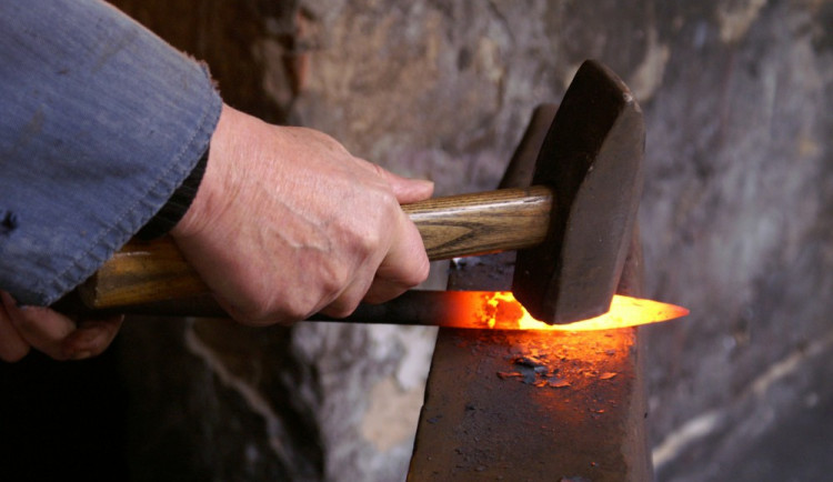 Na hrad Helfštýn se chystá několik set kovářů z celého světa