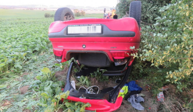 Devatenáctiletá řidička se lekla protijedoucího vozu a se svým autem skončila na střeše
