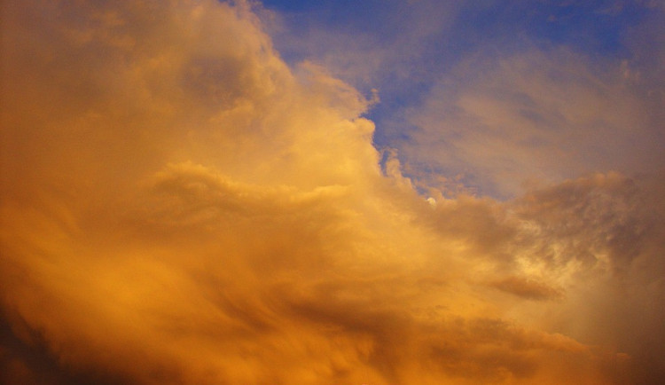 POČASÍ NA STŘEDU: Teploty těsně pod třicítkou, odpoledne může zapršet