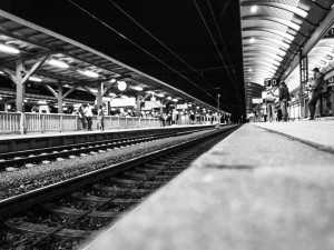 Nákladní vlak usmrtil přímo na zastávce ženu