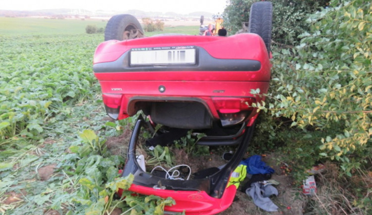 Auto skončilo na střeše