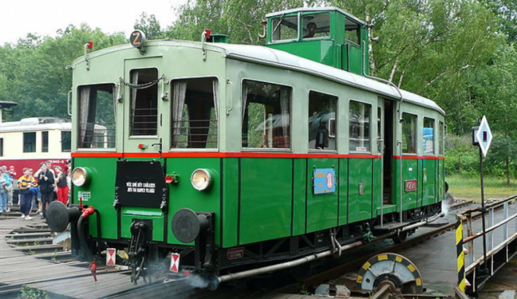 V sobotu vyjedete na trať legendární motoráček "Věžák". Strojvedoucí v něm sedí v kabině na střeše