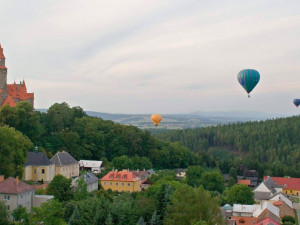 Nebe nad Bouzovem pokryly horkovzdušné balóny. Vpodvečer se proletí i nad Olomoucí