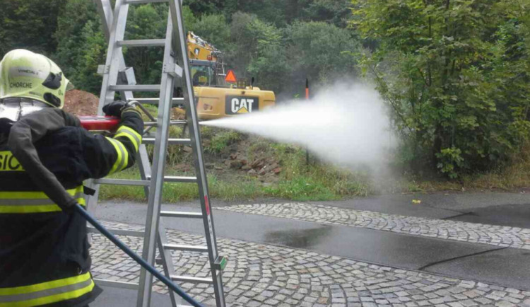 VIDEO: V Hlubočkách překopli dělníci plynové potrubí, došlo k velkému úniku plynu