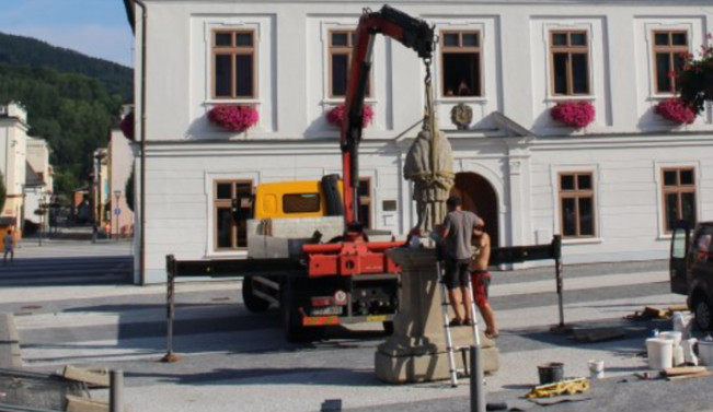 Na jesenické Masarykovo náměstí se vrátila socha Jana Nepomuckého