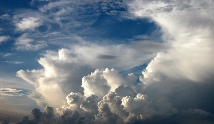 POČASÍ NA ÚTERÝ: Teploty budou lehce nad dvacítkou, v Jeseníkách zaprší